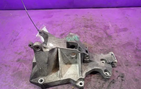 Volkswagen PASSAT B5.5 Generator/alternator bracket 