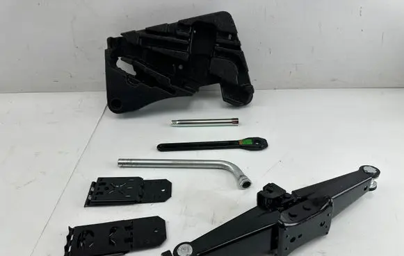 Volkswagen Touareg II Tool set 7P6011031B 7D0012219 7L6011141