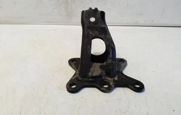 Engine mounting bracket