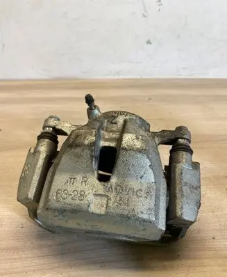 Toyota RAV 4 (XA40) Front brake caliper