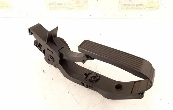 Accelerator throttle pedal