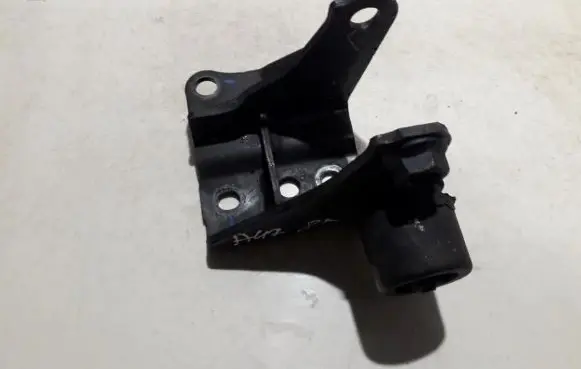 Toyota Corolla Verso AR10 Engine mounting bracket