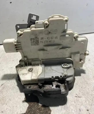 Audi A3 S3 8P Front door lock 4F2837015
