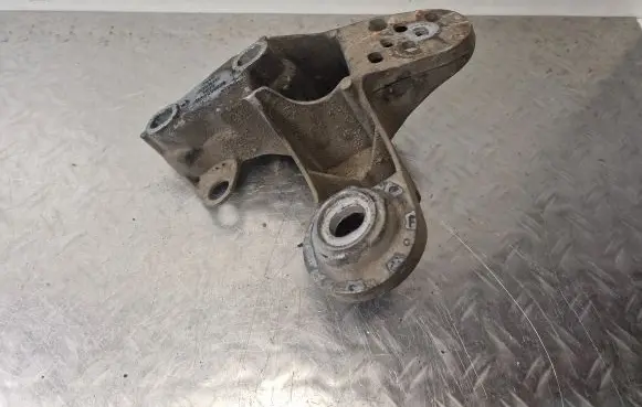 Audi A4 S4 B5 8D Engine mounting bracket 8D0199351H