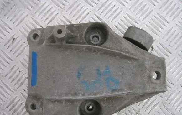 BMW 2 Active Tourer U06 Engine mount bracket 6777623