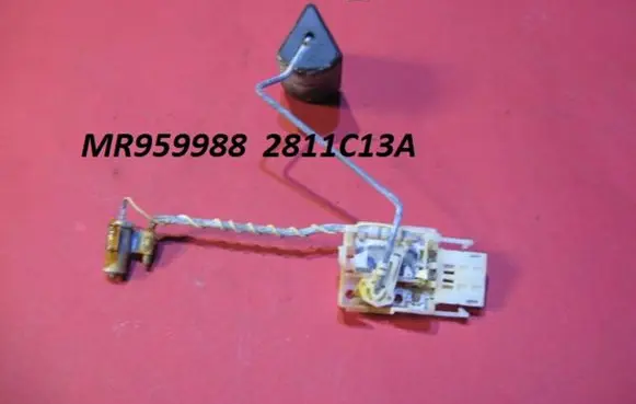 Mitsubishi Pajero Sport I Fuel level sensor MR959988 2811C13A