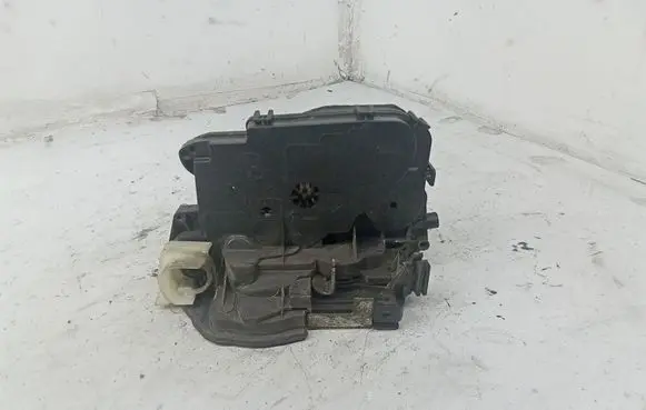BMW X1 E84 Front door lock 7059968