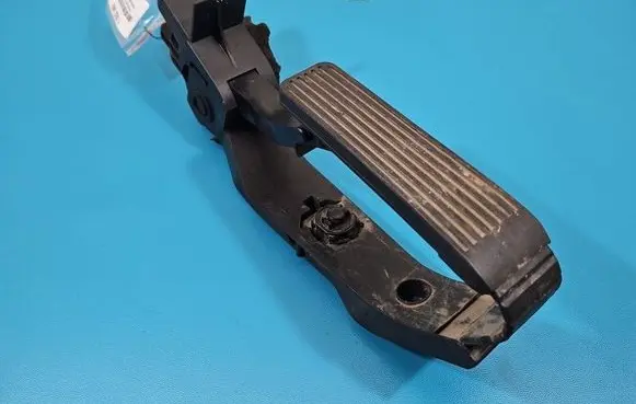 Mercedes-Benz E W211 Accelerator throttle pedal A2113000404 IMPRK1532460