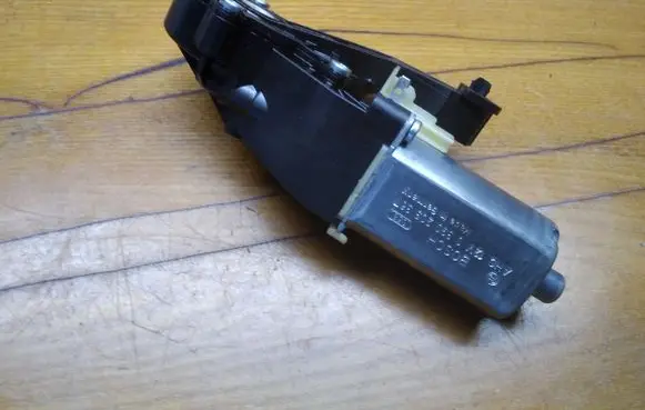 Mercedes-Benz E W212 Seat adjustment motor 0390203367 825843714