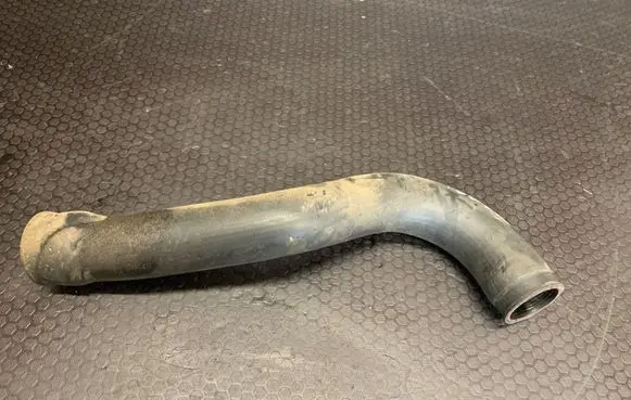 Volkswagen Touareg I Engine coolant pipe/hose