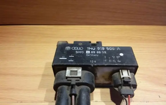 Volkswagen Golf III Coolant fan relay 1H0919506A 898659