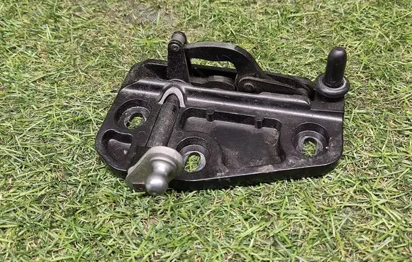 Audi A4 S4 B7 8E 8H Convertible roof hinge 8H0871386A