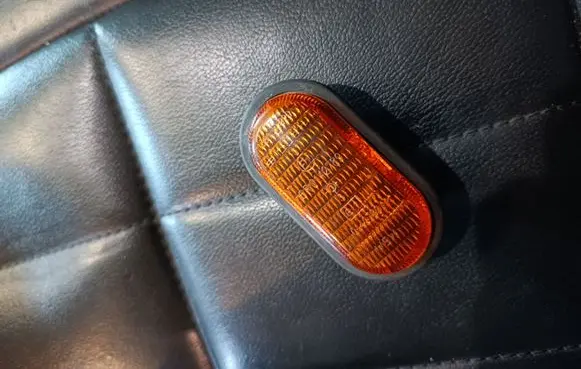 Opel Vivaro Front fender indicator light 7700847333
