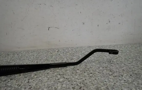 Mitsubishi Lancer VIII Front wiper blade arm