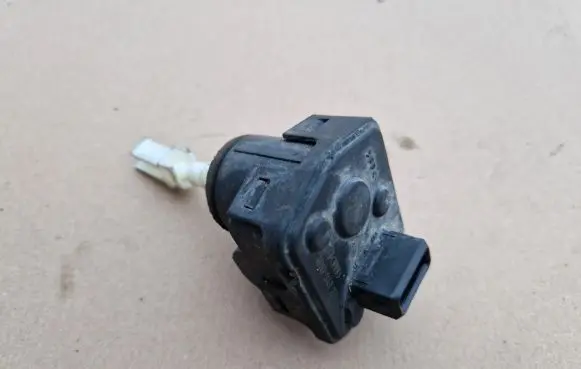 Volkswagen Golf III Headlight level adjustment motor 1H0941295C