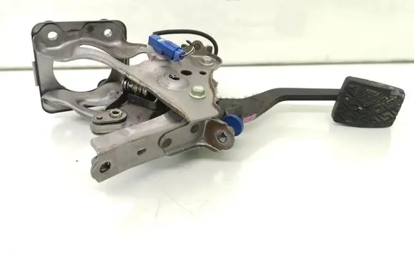 Lexus IS 220D-250-350 Brake pedal