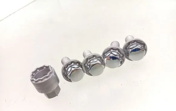 Volvo V70 Anti-theft wheel nuts and lock