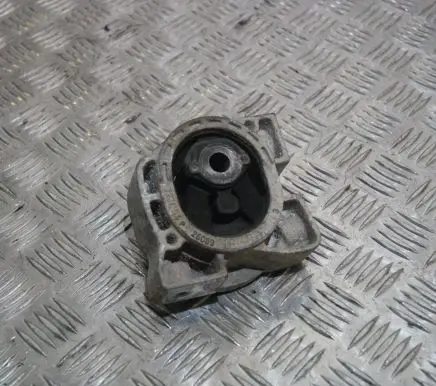 Mercedes-Benz B W245 Engine mount bracket