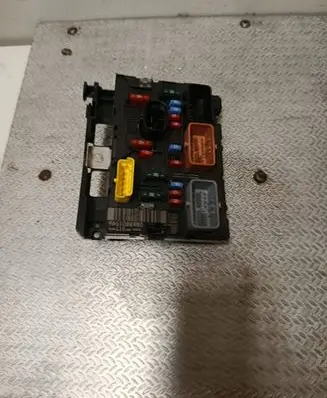 Peugeot Expert Fuse module 9661086980