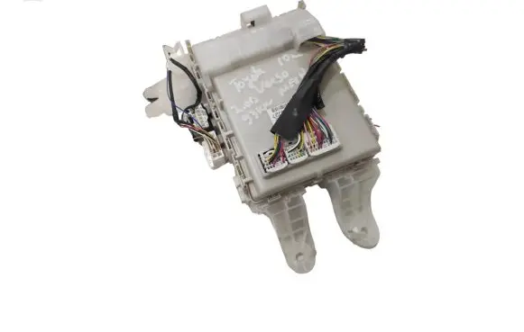 Toyota Verso Fuse module 827300F051