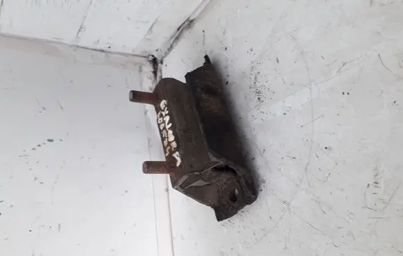 Ford Explorer Engine mount bracket