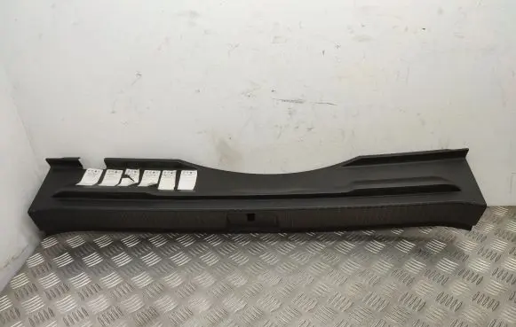 Trunk/boot sill cover protection