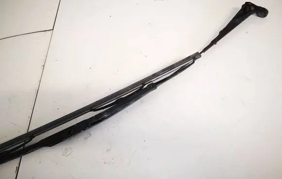 Front wiper blade arm