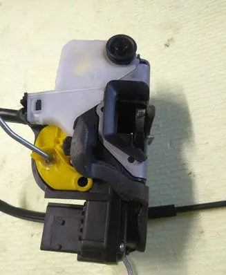 Opel Astra J Front door lock 3023881