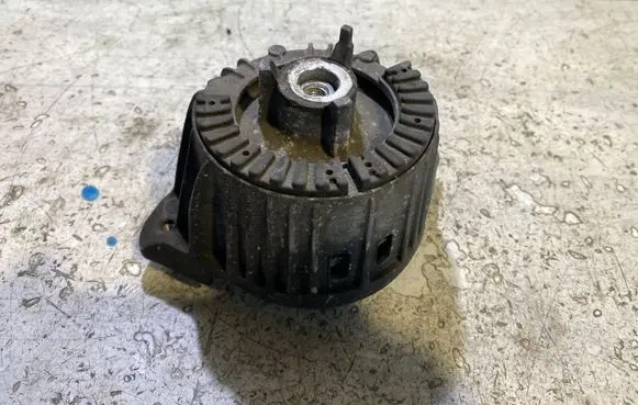 Mercedes-Benz E W212 Engine mount bracket