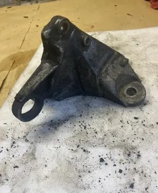 Volkswagen PASSAT B5.5 Engine mounting bracket 8D0399114S