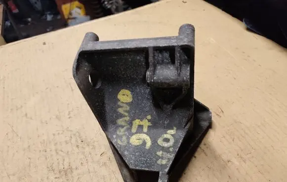 Jeep Grand Cherokee Engine mounting bracket