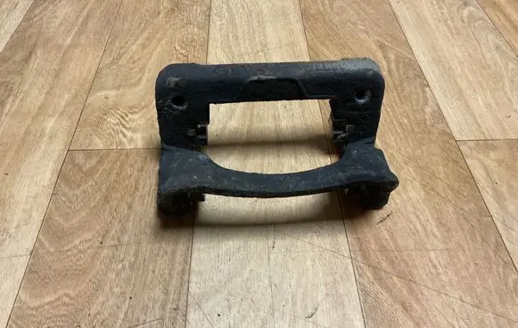 Opel Insignia A Brake caliper pad carrier rear 5901
