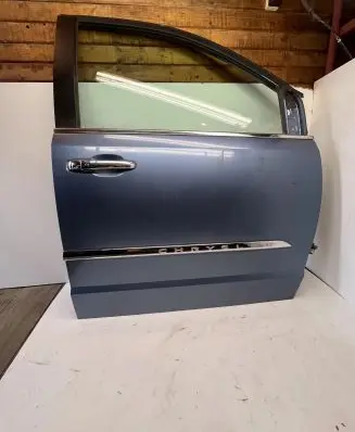Chrysler Town & Country V Front door