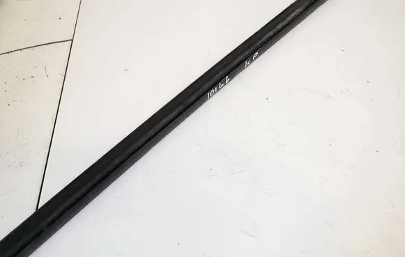 Volkswagen PASSAT B3 Front door glass trim molding 
