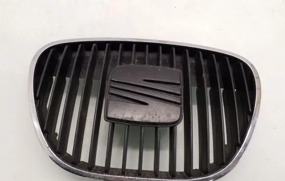 Seat Ibiza III (6L) Front bumper upper radiator grill 6L0853651
