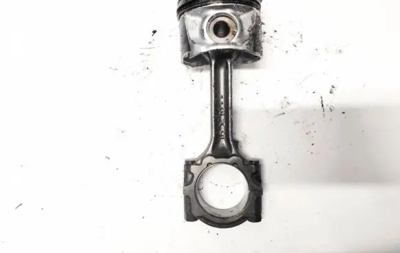 Nissan Primera Piston with connecting rod