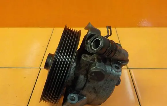 Land Rover Freelander 2 - LR2 Power steering pump 6G913A696EE