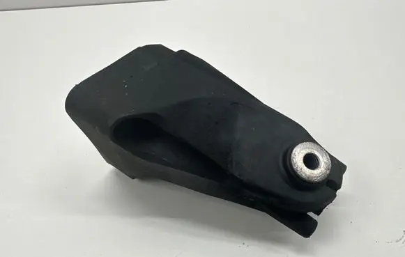 Mercedes-Benz S W222 Engine mounting bracket