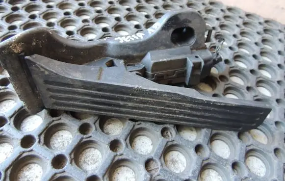 Volkswagen Jetta V Accelerator throttle pedal 1K1721503P