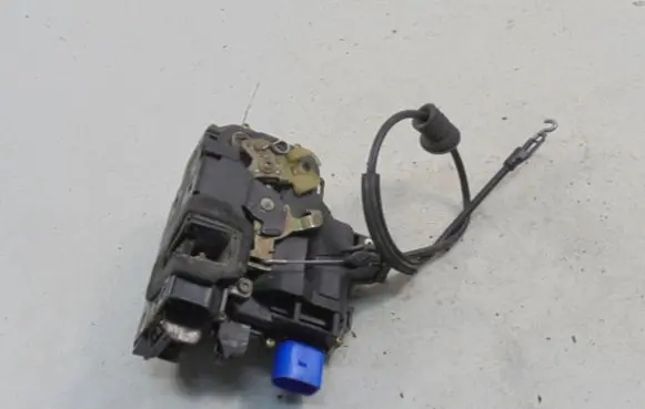 Volkswagen Polo IV 9N3 Front door lock 3B1837015AM