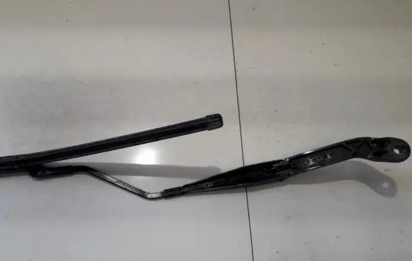 Front wiper blade arm