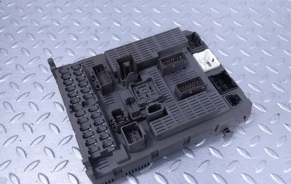 Peugeot 807 Fuse module 9646907380