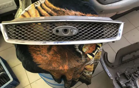 Ford Focus C-MAX Front grill 3M51R8138