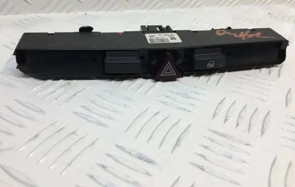 Opel Astra H Hazard light switch 13100105