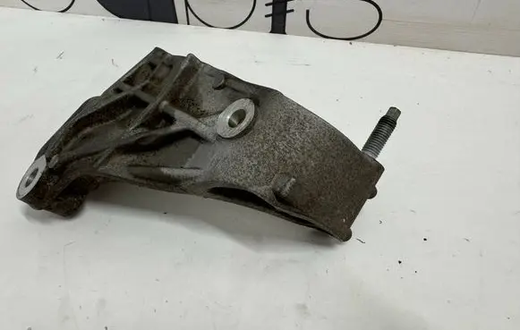 Ford Explorer VI Generator/alternator bracket L1ME8D611HB