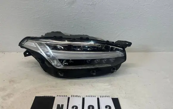 Volvo XC90 Headlight/headlamp 32342483