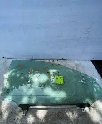 Toyota Avensis T250 Front door window glass four-door 43R00050