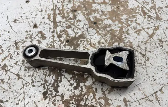 Volvo XC60 Engine mount bracket