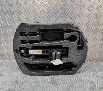 Jeep Grand Cherokee (WK) Tool set 04766498AA 68284640AB