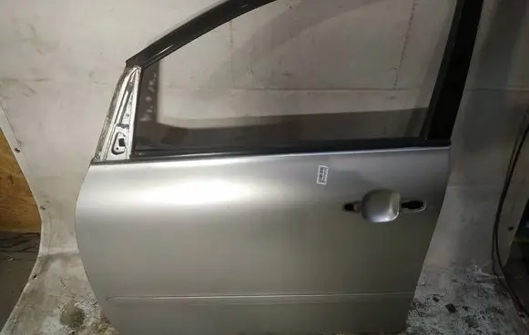 Toyota Avensis Verso Front door pilkos